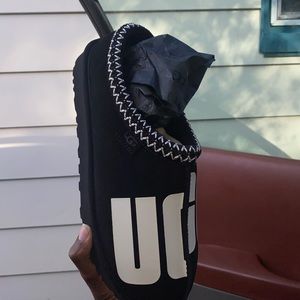 Mens black size 12 Ugg house slippers Tasman